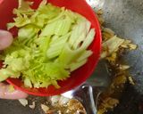 Gambar langkah 4 resipi Sup Daging dan Tulang.