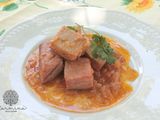 Atún encebollado