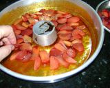 Foto del paso 5 de la receta: Rosca de ciruelas (con bizcochuelo de cajita)