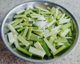 Hình bước làm 2 của món BẠC HÀ (dọc mùng) muối chua