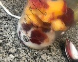 Foto del paso 2 de la receta: Helado refrescante de durazno y frutilla light