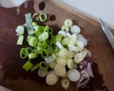 Foto langkah ke 1 dari resep Nasi Goreng Daun Bawang.