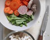 Foto langkah ke 2 dari resep Tumis Sayur Jamur.