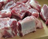 Hình bước làm 1 của món Sườn Non kho tàu