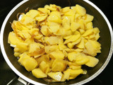 Tortilla de Patata cremosa con Cebolla caramelizada