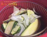 Foto del paso 1 de la receta: Pastelitos de calabacín, cebolla y queso