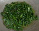 Foto langkah ke 3 dari resep Tumis daun singkong kacang panjang.