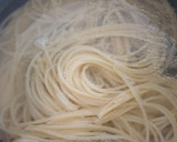 Foto del paso 1 de la receta: Spaghetti con anchoas y tomillo 🍝