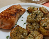 Foto del paso 4 de la receta: Salmón a la plancha con patatas sazonadas al horno