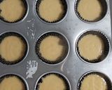 Foto langkah ke 3 dari resep Cupcake Kukus Bunga.