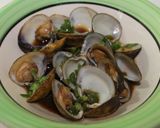 Foto del paso 13 de la receta: Almejas al vapor de vino y mantequilla (アサリのバター酒蒸し)
