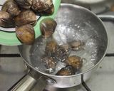 Foto del paso 3 de la receta: Almejas al vapor de vino y mantequilla (アサリのバター酒蒸し)