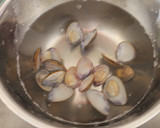 Foto del paso 4 de la receta: Asari no Sumashi_jiru (アサリのすまし汁) - Caldo clara japonés con Almejas