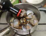 Foto del paso 10 de la receta: Almejas al vapor de vino y mantequilla (アサリのバター酒蒸し)