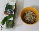 Foto del paso 1 de la receta: Los alimentos cocidos de Pimiento Gernika y sardina pequeña (しし唐もどきとちりめんじゃこの煮物)