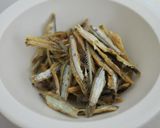 Foto del paso 3 de la receta: Iriko Dashi (いりこ出汁)