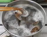 Foto del paso 3 de la receta: Asari no Sumashi_jiru (アサリのすまし汁) - Caldo clara japonés con Almejas