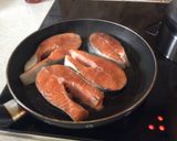 Hình bước làm 2 của món Cá hồi rán kiểu Đức