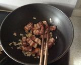 Hình bước làm 2 của món Thịt xông khói rim kiểu Việt Nam