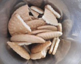 A picture of step 1 of Cocoa Pine Cone.