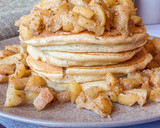 Foto del paso 3 de la receta: Tortitas de requesón con manzana y canela