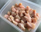 Une image de l'étape 2 de Poulet à la tomate, poivron jaune et cebettes.