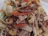 Noodles ai frutti di mare e verdure croccanti
