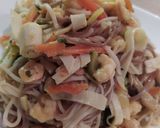 Foto del passaggio 6 della ricetta Noodles ai frutti di mare e verdure croccanti