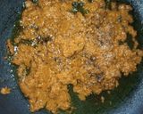 A picture of step 2 of Stir rice with egg sauce.