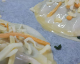 Foto del paso 3 de la receta: Empanadillas rellenas de queso y espinacas salteadas con virutas de jamón