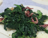 Foto del paso 2 de la receta: Empanadillas rellenas de queso y espinacas salteadas con virutas de jamón