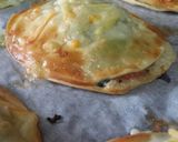 Foto del paso 4 de la receta: Empanadillas rellenas de queso y espinacas salteadas con virutas de jamón