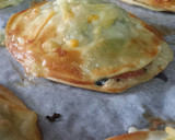 Foto del paso 4 de la receta: Empanadillas rellenas de queso y espinacas salteadas con virutas de jamón