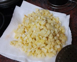 Foto del paso 1 de la receta: Tortilla de papas con cebolla caramelizada y pimiento del piquillo
