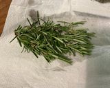 Une image de l'étape 3 de Pommes grenailles aux herbes ail rose en chemise.