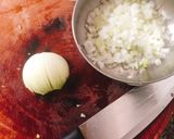 Hình bước làm 1 của món Bò viên sốt cà chua, ăn với mì ý (Meatballs in tomato sauce)