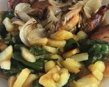 Foto del paso 4 de la receta Pollo al horno con patatas y pimentos del Padrón