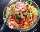 Foto del paso 11 de la receta: Ensalada de maíz y spaguetti