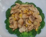 Foto langkah ke 4 dari resep Brokoli tumis jamur.