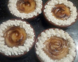 Foto del paso 3 de la receta: Tartaletas de crema de vainilla con bizcocho y nata 