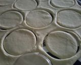 Foto langkah ke 2 dari resep PIZZA MINI SEDERHANA by Kavo Kitchen.
