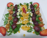 Foto del paso 1 de la receta: Ensalada con frutas a la miel con queso 🍎🍓