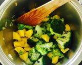 Brokkolikrémleves recept fázis 2 fotója