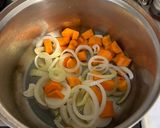 Foto del passaggio 1 della ricetta Insalata di pollo e zucchine in salsa tonnata antica
