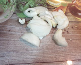 Foto del paso 2 de la receta: Cuartos traseros de pollo al horno con patatas panaderas