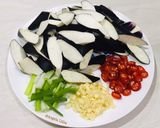 Foto langkah ke 2 dari resep Tumis terong dan daging ayam.