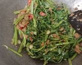 Foto langkah ke 2 dari resep Tumis Kangkung Oncom.