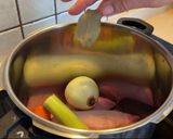 Foto del paso 1 de la receta: Manitas de cerdo en salsa con garbanzos