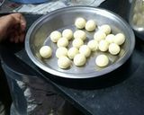 छैना रसगुल्ले (Chena rasgulla recipe in hindi) रेसिपी चरण 5 फोटो