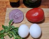 Foto del paso 1 de la receta: Ensalada de huevo rallado con jitomate